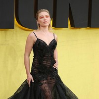 Sorotan kembali tertuju pada Florence Pugh. Ia muncul dalam balutan busana transparan khasnya di karpet kuning neon premier film Marvel ‘Thunderbolts’ di London, Inggris, baru-baru ini. (Foto: Neil Mockford/FilmMagic)