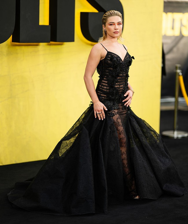 Florence tampil memukau dalam gaun hitam rancangan Elie Saab yang terbuat dari tulle renda tipis menerawang sehingga sedikit mengekspos bagian torso dan kakinya. Siluet rok yang megar menambah efek dramatis pada penampilannya. (Foto: Samir Hussein/WireImage)