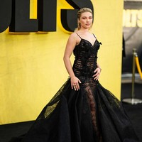 Florence tampil memukau dalam gaun hitam rancangan Elie Saab yang terbuat dari tulle renda tipis menerawang sehingga sedikit mengekspos bagian torso dan kakinya. Siluet rok yang megar menambah efek dramatis pada penampilannya. (Foto: Samir Hussein/WireImage)