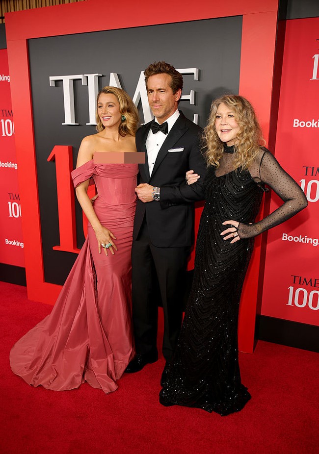 Bintang ‘Gossip Girl’  ini tak datang sendiri. Sang suami, aktor Ryan Reynolds, dan ibu Blake, Elaine Lively, ikut mendampinginya.  (Foto: Steve Eichner/Variety via Getty Images)