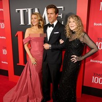 Bintang ‘Gossip Girl’  ini tak datang sendiri. Sang suami, aktor Ryan Reynolds, dan ibu Blake, Elaine Lively, ikut mendampinginya.  (Foto: Steve Eichner/Variety via Getty Images)