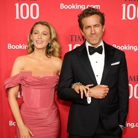 Gaun merah off-the-shoulder rancangan Zuhair Murad menjadi andalan Blake untuk momen istimewa ini. Gaun tersebut hadir dengan ekstra rok megar yang menyumbangkan kesan glamor. (Foto: Steve Eichner/Variety via Getty Images)