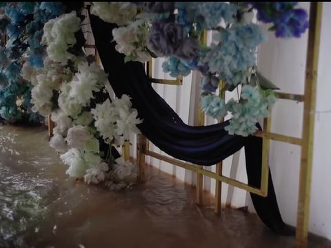 Fotografer ini merekam lokasi pernikahan yang penuh dengan genangan banjir, membuat pengantin wanita pingsan.