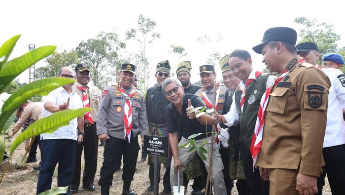 Founder Tumbuh Institute, Rocky Gerung, bersama Kapolri Jenderal Listyo Sigit Prabowo dan Kapolda Riau Irjen Herry Heryawan di acara Jambore Karhutla 2025.