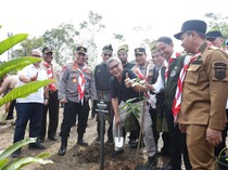 Video Kapolri-Kapolda Riau Tanam Pohon Usai Buka Jambore Karhutla 2025