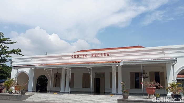 Gedung Negara di Jalan Siliwangi, Kota Cirebon