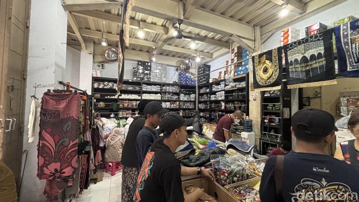 Geliat toko perlengkapan dan oleh-oleh haji di Pasar Bong Surabaya.