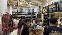 Barang-barang yang paling diburu oleh konsumen ialah sajadah dan sarung.