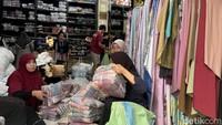 Para pegawai maupun pemilik toko sibuk melayani pembeli hingga menyiapkan pesanan untuk dikirim ke berbagai daerah.