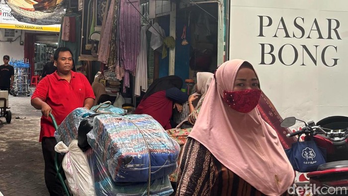 Geliat toko perlengkapan dan oleh-oleh haji di Pasar Bong Surabaya. Geliat toko perlengkapan dan oleh-oleh haji di Pasar Bong Surabaya.