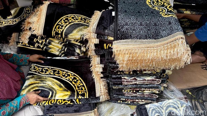 Geliat toko perlengkapan dan oleh-oleh haji di Pasar Bong Surabaya.