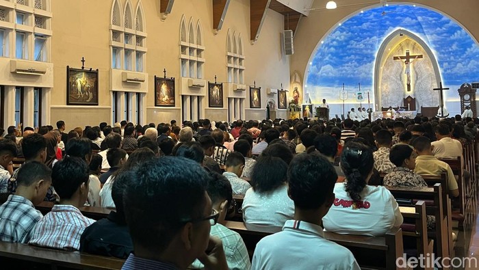 Jemaat saat mengikuti misa requiem untuk Paus Fransiskus di Gereja Katedral Medan.