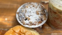 Ada juga Blueberry Muffin seharga Rp 22.000. Teksturnya padat, sedikit kenyal, dan tidak membuat seret. Rasanya tidak terlalu manis dari tambahan buah blueberry utuhnya. Foto: detikcom/Riska Fitria