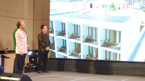 Gubernur Bali Wayan Koster saat meresmikan pemanfaatan pembangkit listrik tenaga surya (PLTS) atap di Anvaya Beach Resort Kuta, Bali, Jumat (25/4/2025). (Foto: Dok. Pemprov Bali)