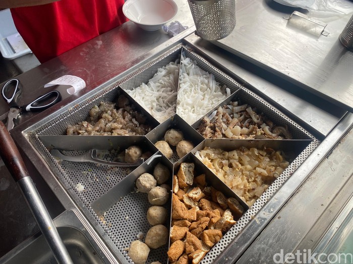 Huaah! Pedasnya Bakso Cirawang Viral Pakai Tulang Rangu dan Urat Koyor Huaah! Pedasnya Bakso Cirawang Viral Pakai Tulang Rangu dan Urat Koyor