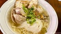 Bagi yang tak biasa makan bakso dengan bumbu kacang, di sini juga menjual bakso biasa dengan kuah kaldu bening. Namanya Bakso Super Manja (Rp 40.000).  Foto: detikFood