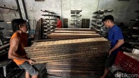 Toha memproduksi tempe menggunakan 2 cetakan kayu. Yaitu cetakan dengan lebar 14 cm, panjang 200 cm dan tebal 4,5 cm, serta cetakan dengan lebar 30 cm, panjang 180 cm dan tebal 4,5 cm. Sejak harga kedelai impor naik, ia mengurangi lebar cetakan 2 mm menjadi 13,8 cm