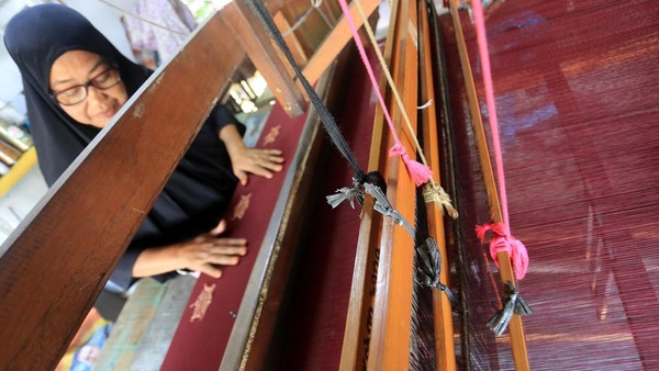 Intip Pembuatan Kerajinan Kain Tenun Ikat Tradisional di Aceh Barat