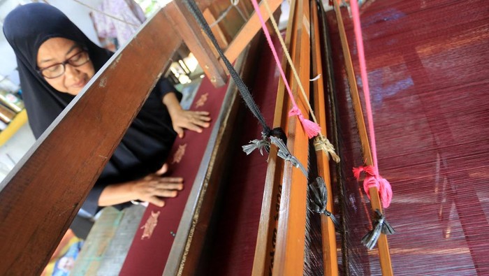 Perajinan menyelesaikan pembuatan kain tenun ikat dengan alat tenun tradisional di Desa Cot Pluh, Kecamatan Samatiga, Aceh Barat, Aceh, Jumat (25/4/2025). Produksi berbagai jenis kreasi kerajinan kain tenun ikat seperti sarung, selendang, baju, rok, dan kain tenun songket tersebut dipasarkan ke berbagai daerah secara daring dengan harga Rp200 ribu-Rp500 ribu per meter tergantung motif kain dan tingkat kesukaran dalam pembuatan. ANTARA FOTO/Syifa Yulinnas/tom.