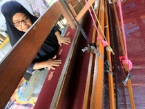 Intip Pembuatan Kerajinan Kain Tenun Ikat Tradisional di Aceh Barat