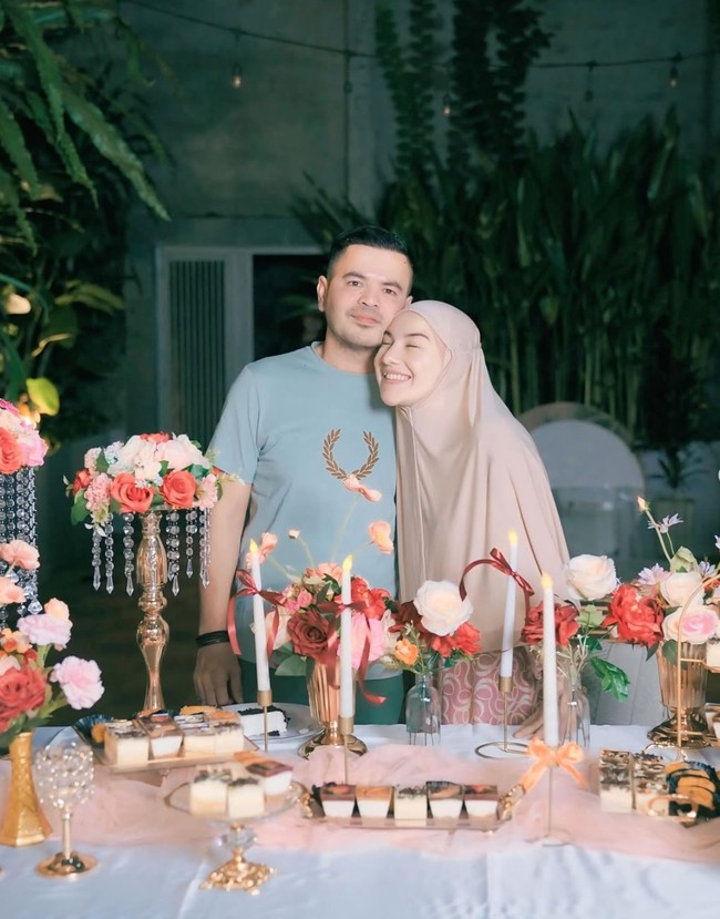 Tepat pada 23 April 2025 Irish Bella berulang tahun yang ke-29. Berbagai kejutan ulang tahun pun diterima Irish, salah satunya dari sang suami, Haldy Sabri. Foto: Instagram/@_irishbella_