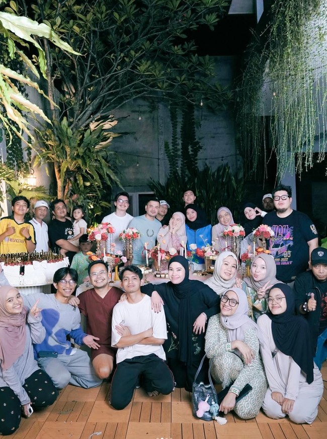 Haldy bersama keluarga dan rekan-rekan Irish memberikan kejutan pada tengah malam. Dari foto yang dibagikan terllihat meja di lokasi acara sudah didekorasi dengan lilin dan bunga-bunga yang cantik. Tak hanya itu saja, kue ulangg tahun berwarna putih yang cukup besar pun tampak sudah dipersiapkan. Foto: Instagram/@_irishbella_
