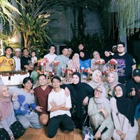 Haldy bersama keluarga dan rekan-rekan Irish memberikan kejutan pada tengah malam. Dari foto yang dibagikan terllihat meja di lokasi acara sudah didekorasi dengan lilin dan bunga-bunga yang cantik. Tak hanya itu saja, kue ulangg tahun berwarna putih yang cukup besar pun tampak sudah dipersiapkan. Foto: Instagram/@_irishbella_