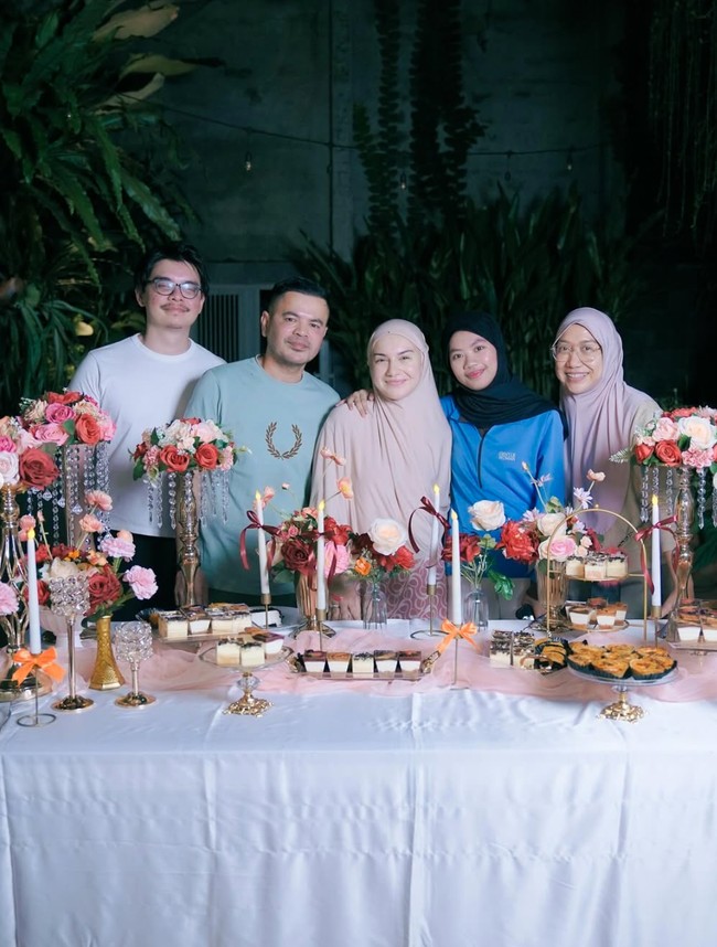 Putri sambung Irish serta adik Irish, terlihat turut hadir memberikan kejutan. Irish sendiri tampil natural kenakan busana dan hijab bernuansa nude. Foto: Instagram/@_irishbella_