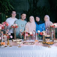 Putri sambung Irish serta adik Irish, terlihat turut hadir memberikan kejutan. Irish sendiri tampil natural kenakan busana dan hijab bernuansa nude. Foto: Instagram/@_irishbella_