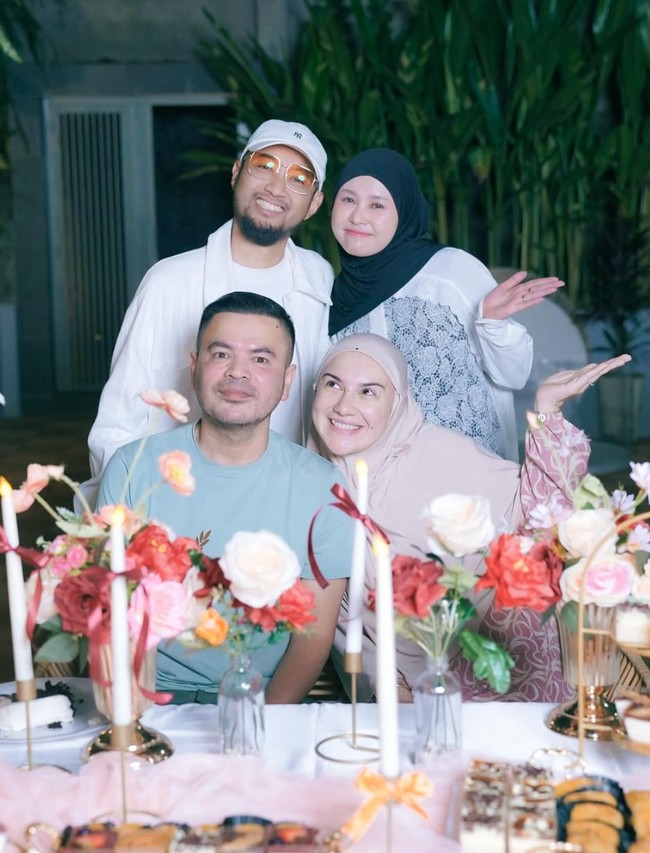 Meski tampil tanpa pulasan makeup sedikitpun namun Irish tetap terlihat cantik. Kulitnya juga terlihat begitu mulus dan glowing tanpa flek dan keriput. Foto: Instagram/@_irishbella_