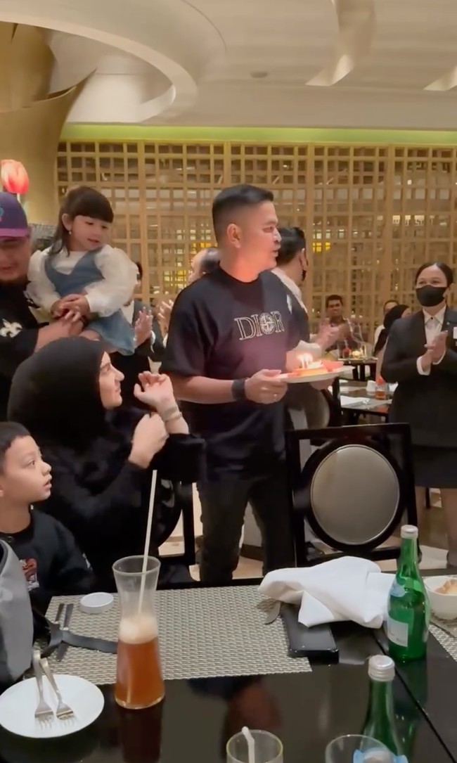 Tak hanya dapat kejutan saat tengah malam, Irish juga kembali dapat kejutan dari suaminya saat tengah berada di sebuah restoran. Dari video singkat yang dibagikan tampak pramusaji resto tiba-tiba membawakan kue ulang tahun dilengkapi dengan lilin. Haldy yang kemudian memegang dan membawanya ke hadapan sang istri. Foto: Instagram/@haldy_sabri