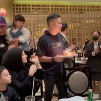 Tak hanya dapat kejutan saat tengah malam, Irish juga kembali dapat kejutan dari suaminya saat tengah berada di sebuah restoran. Dari video singkat yang dibagikan tampak pramusaji resto tiba-tiba membawakan kue ulang tahun dilengkapi dengan lilin. Haldy yang kemudian memegang dan membawanya ke hadapan sang istri. Foto: Instagram/@haldy_sabri
