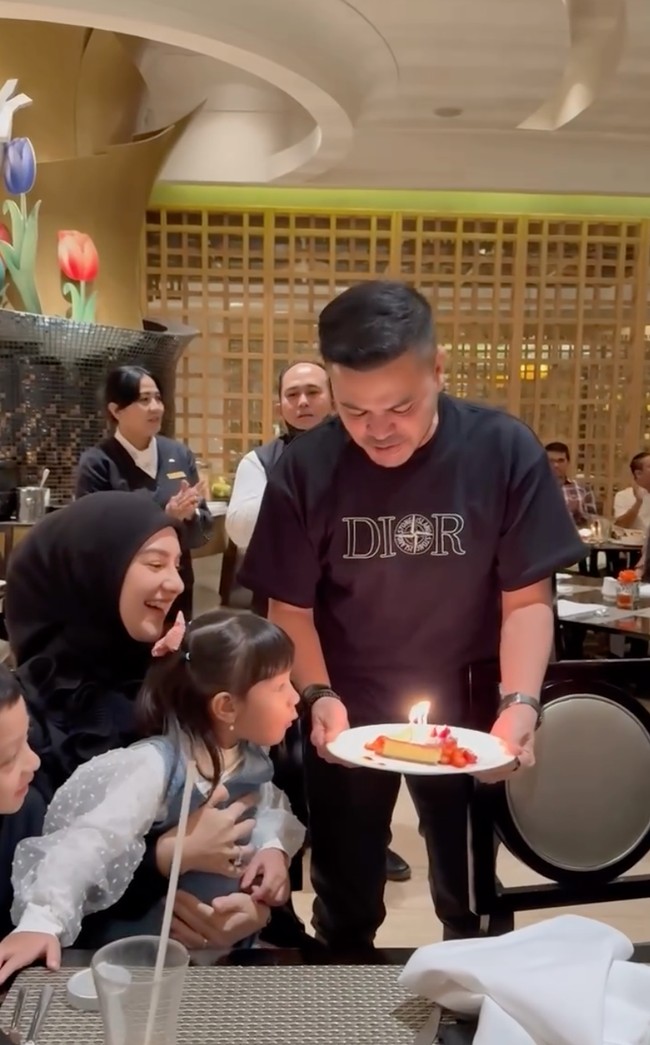 Tampil kompak, Irish dan Haldy juga mengenakan pakaian berwarna hitam. Tak henti dapat kejutan ultah dari suami, Irish tampak begitu bahagia. Foto: Instagram/@haldy_sabri