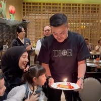 Tampil kompak, Irish dan Haldy juga mengenakan pakaian berwarna hitam. Tak henti dapat kejutan ultah dari suami, Irish tampak begitu bahagia. Foto: Instagram/@haldy_sabri