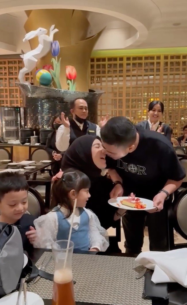 Irish dan Haldy juga sempat membagikan momen mesra mereka setelah sesi tiup lilin. Terlihat keduanya yang berciuman mesra. Foto: Instagram/@haldy_sabri