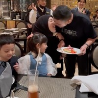 Irish dan Haldy juga sempat membagikan momen mesra mereka setelah sesi tiup lilin. Terlihat keduanya yang berciuman mesra. Foto: Instagram/@haldy_sabri