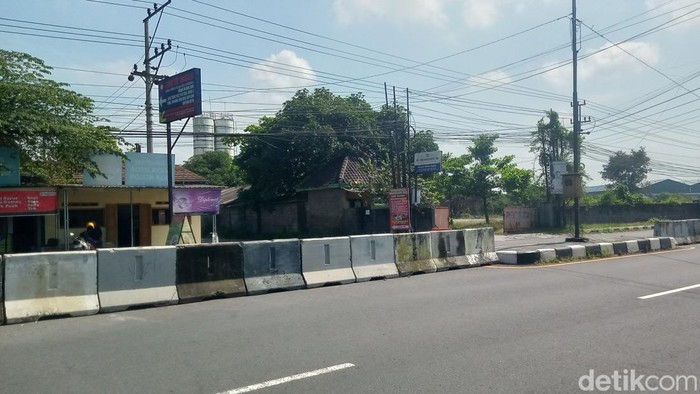 Penampakan median jalan Jogja-Solo di Somopuro, Jogonalan, Klaten, yang ditutup cor beton, Jumat (25/4/2025).