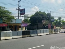 Warga Pasang Poster Protes Median Jalan Jogja-Solo di Jogonalan Ditutup