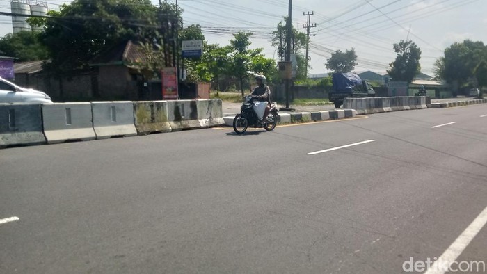 Penampakan median jalan Jogja-Solo di Somopuro, Jogonalan, Klaten, yang ditutup cor beton, Jumat (25/4/2025).