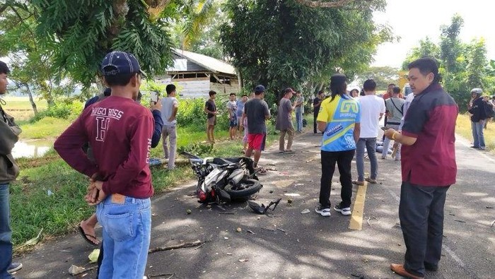 Tabrakan di Jalan Poros Bone-Sinjai, tepatnya di Dusun Lakukang, Desa Lakukang, Kecamatan Mare, Bone pada Jumat (25/4)