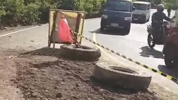 Lubang runtuhan atau sinkhole di Jalan Poros Maros-Bone dekat wilayah Camba atau Kappang, Kabupaten Maros, Sulawesi Selatan (Sulsel) sudah ditimbun.