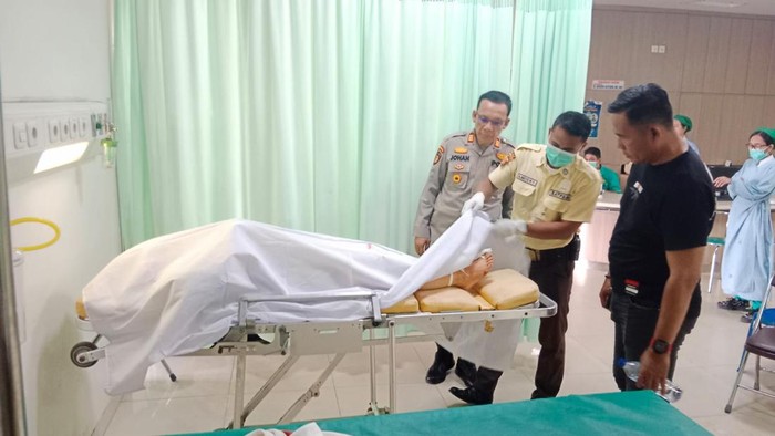 Jasad ibu yang ditembak anak kandung di OKU Timur saat dibawa ke rumah sakit.