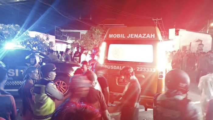 Jenazah Gusti Ayu Emmy Darmitri dievakuasi polisi ke RSUP Prof Ngoerah dari gorong-gorong Jalan Waturenggong, Denpasar, Kamis (24/4/2025). (Dok Polresta Denpasar)
