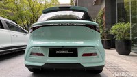 Secara tampilan, Jetour X20e punya desain yang simpel dengan aksen membulat di seluruh bagian. Lampunya dirancang terhubung melalui garis yang melengkung, sementara grilnya model honeycomb dengan beberapa bagian yang terbuka. Foto: Septian Farhan Nurhuda/detik.com