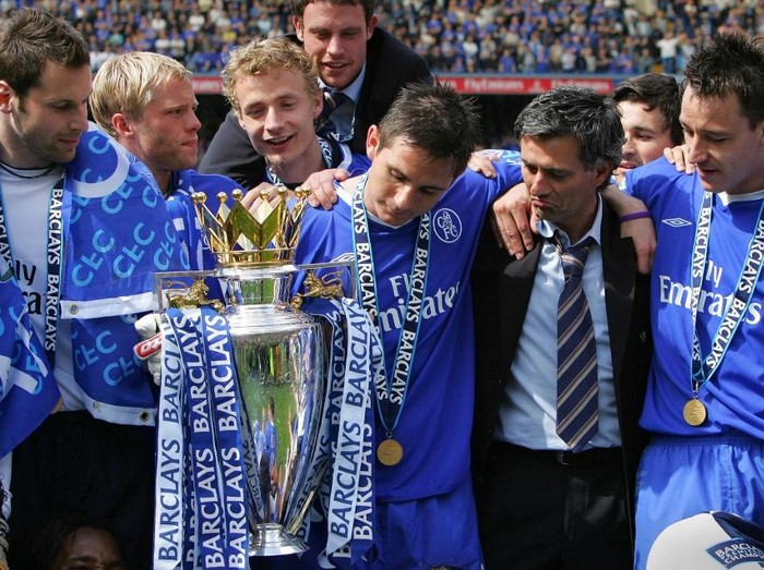 Chelsea players Petr Cech (L) John Terry (R) and Frank Lampard (C) look at the trophy with their Manager Jose Mourinho (2nd R) during the celebrations following the game against Charlton at Stamford Bridge in London 07 May 2005. Chelsea won the game 1-0 and were presented with the trophy and crowned Premiership champions. AFP PHOTO ADRIAN DENNIS No telcos, website uses subject to subscription of a license with FAPL on www.faplweb.com <http://www.faplweb.com> (Photo by ADRIAN DENNIS / AFP)