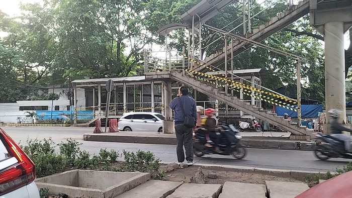 JPO di Jalan Raya Bekasi, Tipar Cakung, Jakarta Timur (Jaktim) rusak dan sudah ditutup.
