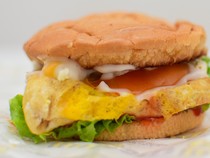 Jual Burger Rp 15 Ribu, Penjual Ini Dilabrak Karena Harganya Kemurahan