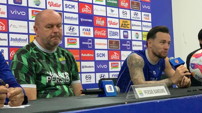Jumpa pers Persib Bandung jelang menghadapi PSS Sleman di Stadion Gelora Bandung Lautan Api (GBLA), Jumat (25/4/2025).