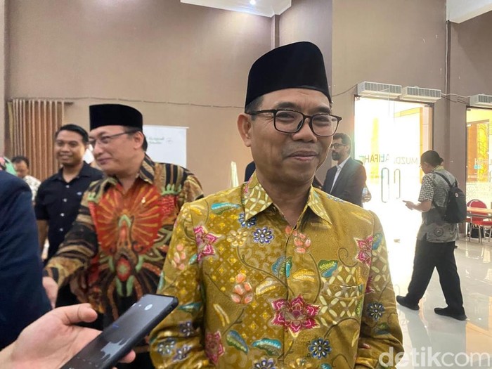 Kakanwil Kemenag Jatim Akhmad Sruji Bahtiar di Asrama Haji Embarkasi Surabaya