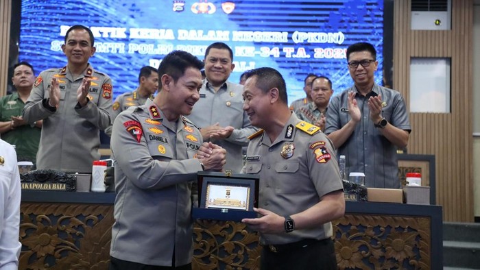 Kapolda Bali, Irjen Daniel Adityajaya, menyerahkan kenang-kenangan kepada serdik Praktik Kerja Dalam Negeri (PKDN) Sespimti Dikreg ke-34 TA 2025 di Rupatama Polda Bali, Jumat (25/04/2025). (Dok. Polda Bali)